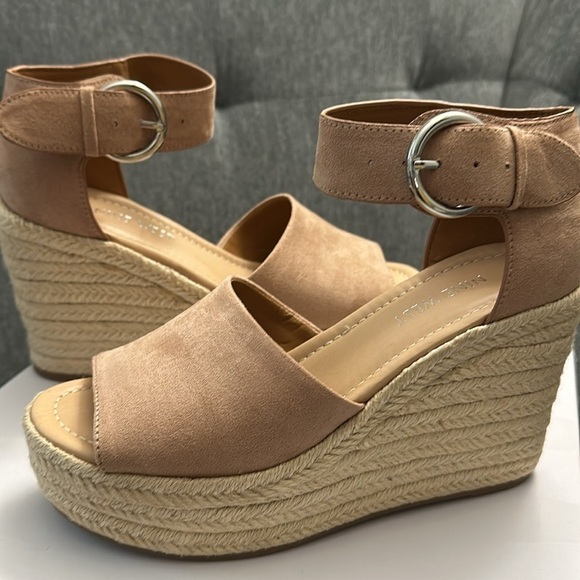 BRAND NEW IN BOX-Nine West Natural Beige Wedge Heels size 6M - Picture 2 of 7